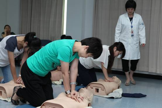 邵逸夫医院技能培训中心免费为老师提供心肺复苏培训.JPG